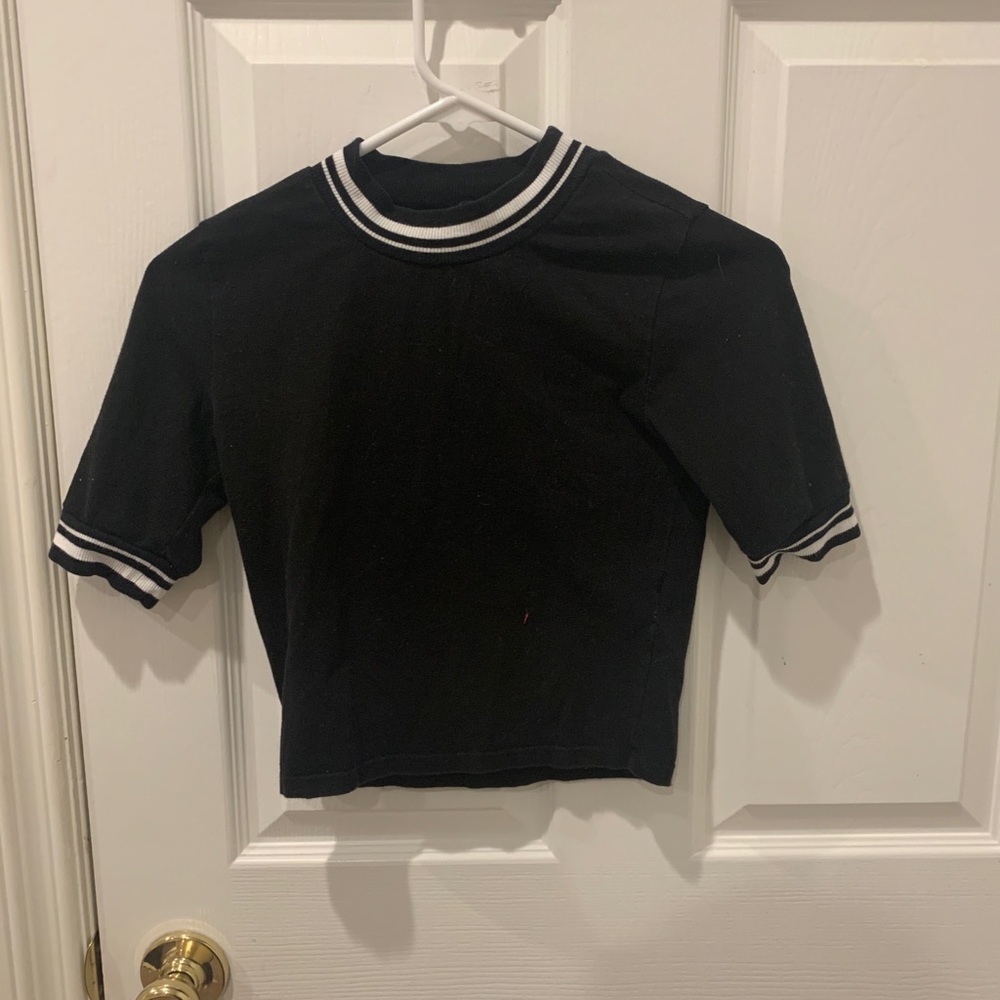 CROPPED BLACK AND WHITE SHIRT